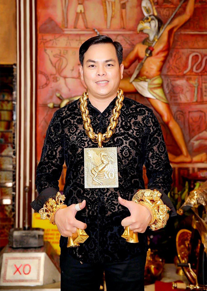 Đại gia vàng nổi tiếng Sài Thành khoe sản xuất 500 đôi dép đính vàng với giá 5 triệu đồng/đôi để lấy tiền làm từ thiện