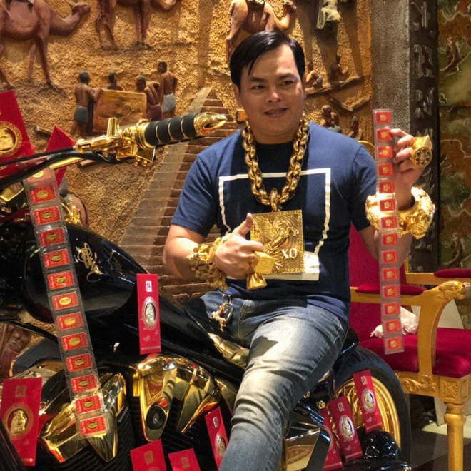 Đại gia vàng nổi tiếng Sài Thành khoe sản xuất 500 đôi dép đính vàng với giá 5 triệu đồng/đôi để lấy tiền làm từ thiện