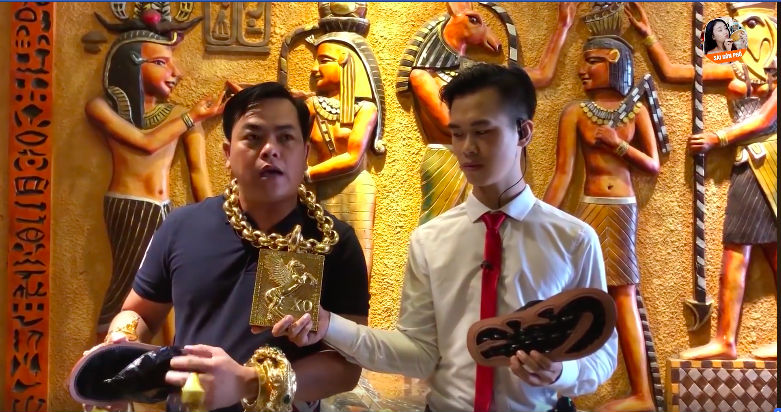 Đại gia vàng nổi tiếng Sài Thành khoe sản xuất 500 đôi dép đính vàng với giá 5 triệu đồng/đôi để lấy tiền làm từ thiện