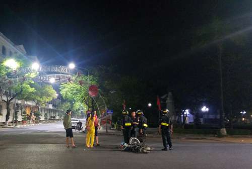 Tài xế ôtô bỏ chạy sau khi tông cô gái bất tỉnh