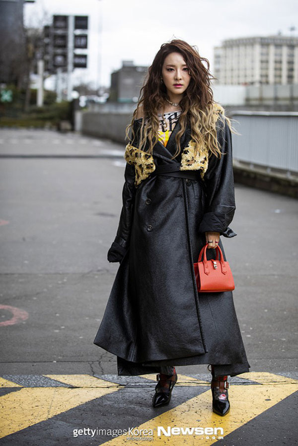 Hà Hồ phô trương ngực trần, Quỳnh Anh Shyn phải mượn áo để chinh chiến street style với dàn sao quốc tế tại Paris