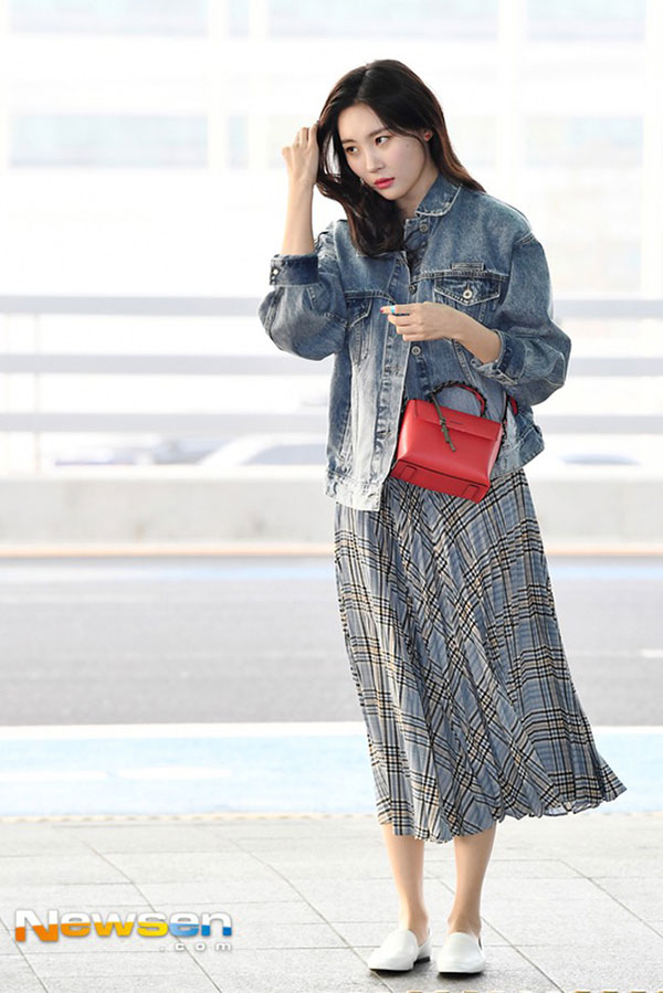 Hà Hồ phô trương ngực trần, Quỳnh Anh Shyn phải mượn áo để chinh chiến street style với dàn sao quốc tế tại Paris