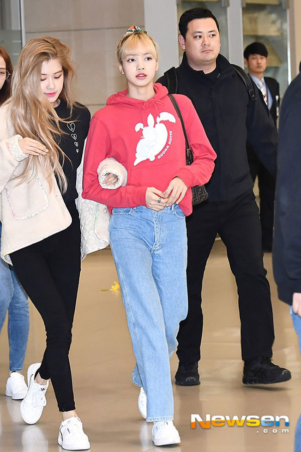 Hà Hồ phô trương ngực trần, Quỳnh Anh Shyn phải mượn áo để chinh chiến street style với dàn sao quốc tế tại Paris