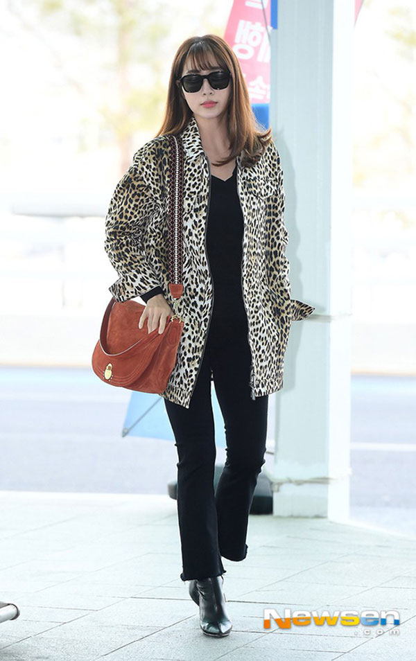 Hà Hồ phô trương ngực trần, Quỳnh Anh Shyn phải mượn áo để chinh chiến street style với dàn sao quốc tế tại Paris