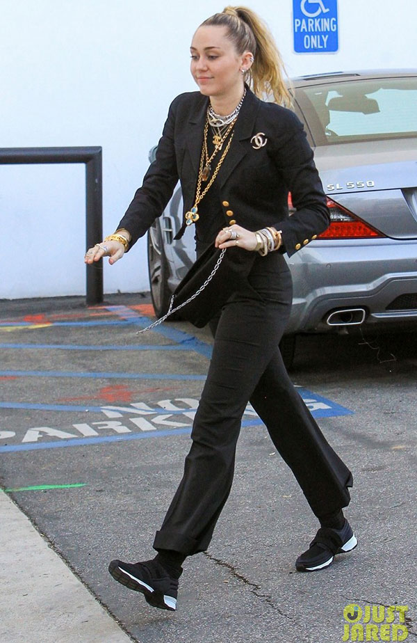 Hà Hồ phô trương ngực trần, Quỳnh Anh Shyn phải mượn áo để chinh chiến street style với dàn sao quốc tế tại Paris