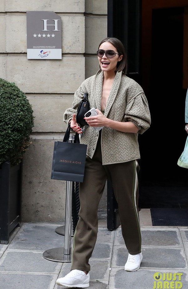 Hà Hồ phô trương ngực trần, Quỳnh Anh Shyn phải mượn áo để chinh chiến street style với dàn sao quốc tế tại Paris