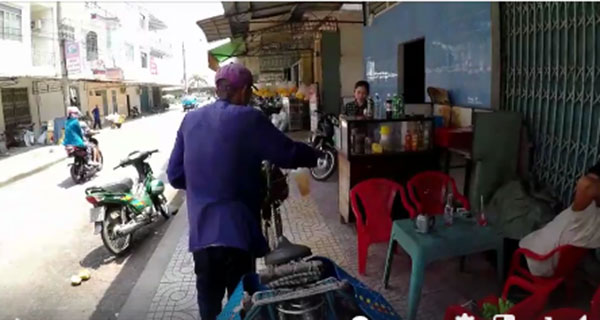 Ông cụ 83 tuổi lưng còng, rong ruổi đạp xe hơn 20km đi bán chuối để kiếm tiền nuôi vợ khiến nhiều người nhói lòng