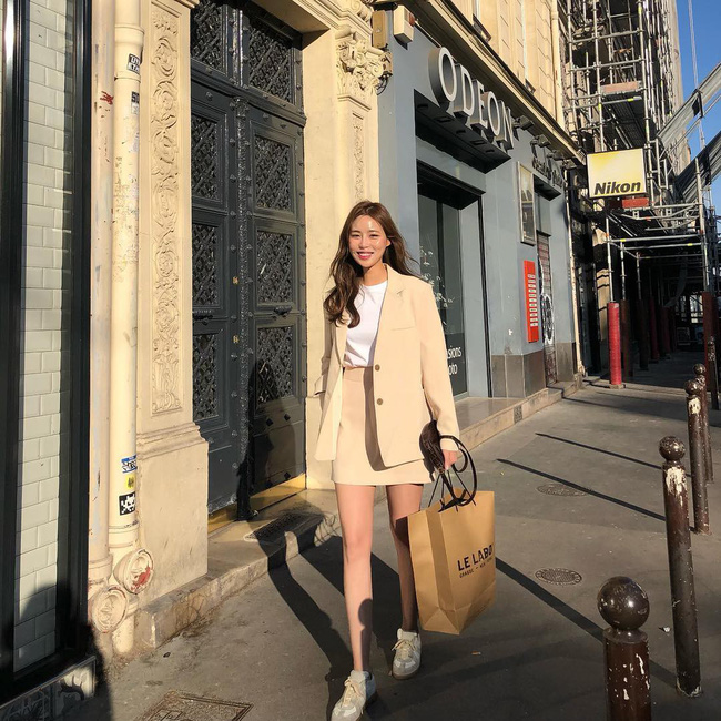 4 tips từ các quý cô làm thời trang sẽ cho bạn thấy: Không cần tốn nhiều tiền bạc công sức, ai cũng có thể mặc đẹp