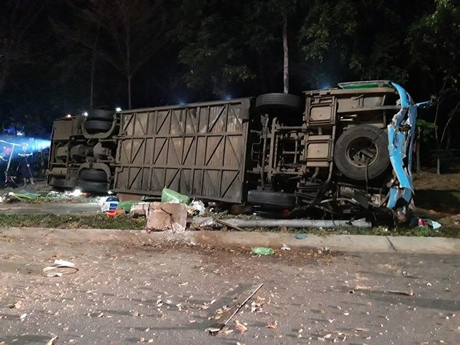 Xe khách lật ngang, người dân kêu cứu trong hoảng loạn