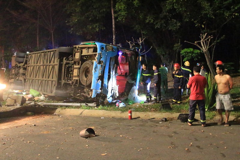 Xe khách lật ngang, người dân kêu cứu trong hoảng loạn