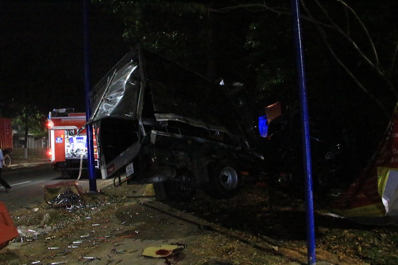 Xe khách lật ngang, người dân kêu cứu trong hoảng loạn