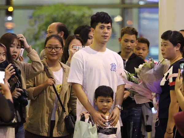 Đình Trọng trở về Việt Nam: ‘Em nhớ tất cả, nhớ bóng đá, nhớ gia đình và cả anh Dũng nữa’