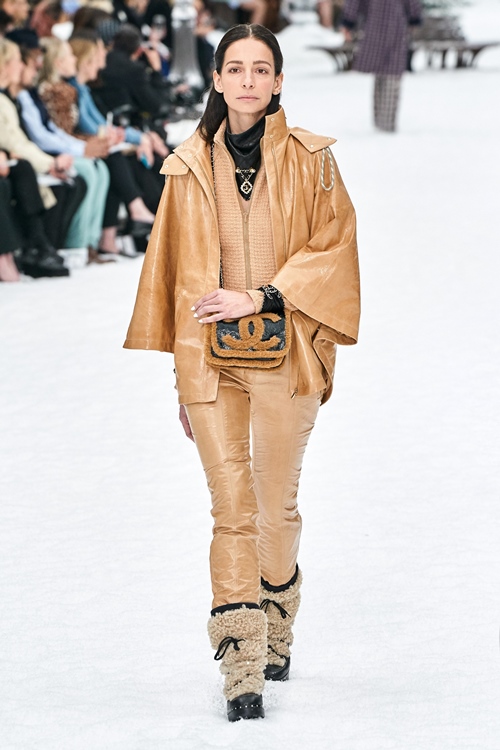 Người mẫu òa khóc trên sàn diễn cuối cùng của Karl Lagerfeld