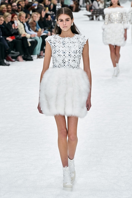 Người mẫu òa khóc trên sàn diễn cuối cùng của Karl Lagerfeld