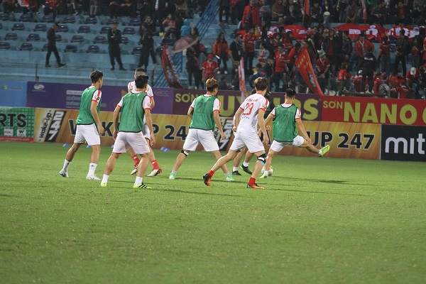Viettel 0-2 Hà Nội: Derby rực lửa với một penalty hỏng ăn, một thẻ đỏ trực tiếp và vô số thẻ vàng
