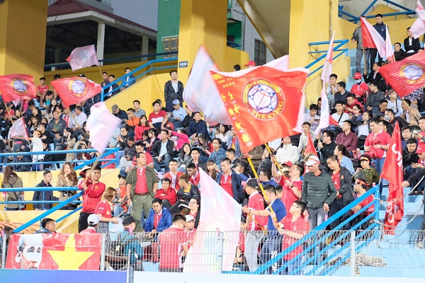 CĐV Hà Nội đội mưa đi xem Derby Thủ đô sau 10 năm chờ đợi