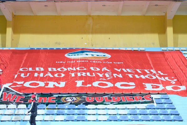 CĐV Hà Nội đội mưa đi xem Derby Thủ đô sau 10 năm chờ đợi