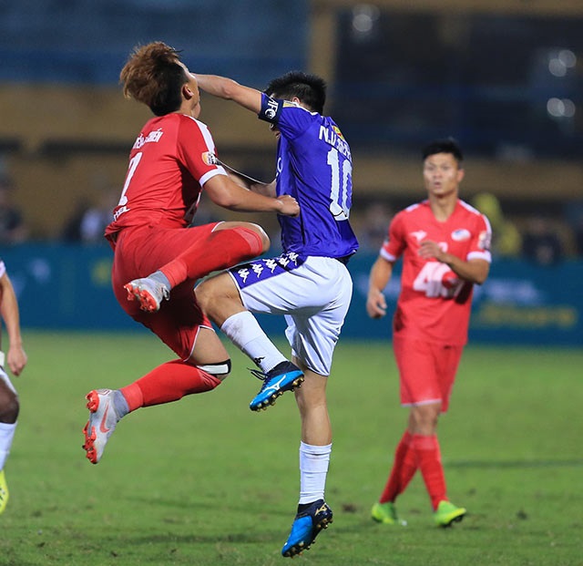 Viettel 0-2 Hà Nội: Derby rực lửa với một penalty hỏng ăn, một thẻ đỏ trực tiếp và vô số thẻ vàng