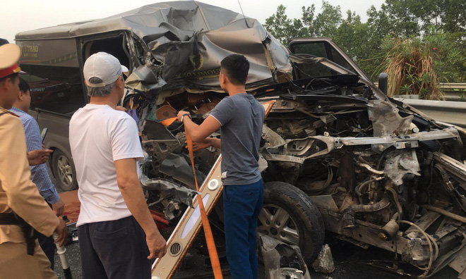 Hiện trường vụ xe Limousine gặp nạn trên cao tốc làm 1 bác sĩ và 1 cảnh sát cơ động tử vong