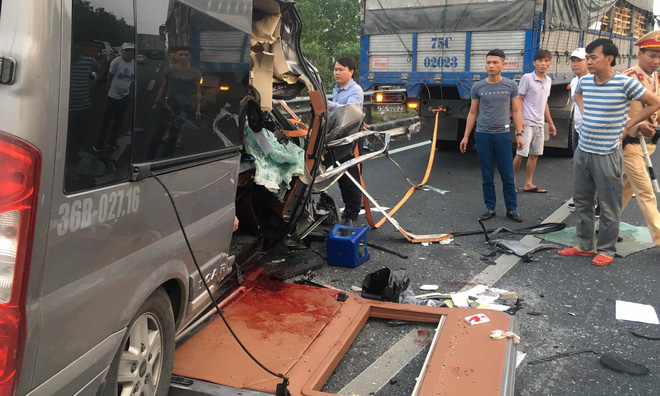 Hiện trường vụ xe Limousine gặp nạn trên cao tốc làm 1 bác sĩ và 1 cảnh sát cơ động tử vong