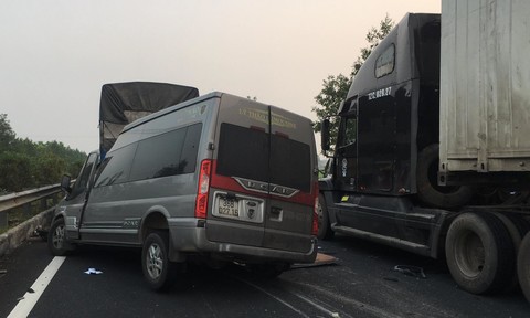 Hiện trường vụ xe Limousine gặp nạn trên cao tốc làm 1 bác sĩ và 1 cảnh sát cơ động tử vong