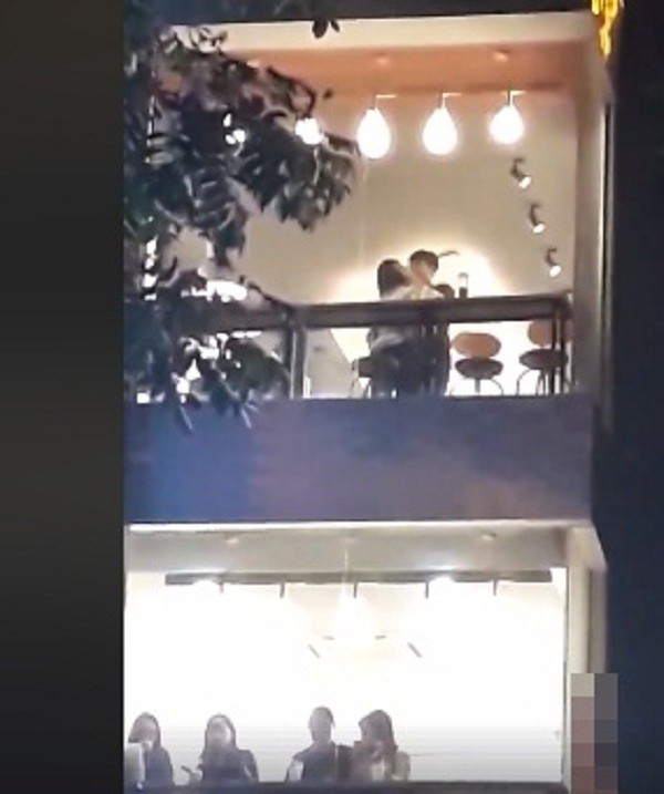 Đôi trai gái thản nhiên thân mật ở khu di tích lịch sử giữa ban ngày?