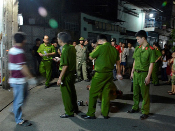 Nghi ngờ vợ ngoại tình, chồng dùng dao cắt bắp tay nam thanh niên