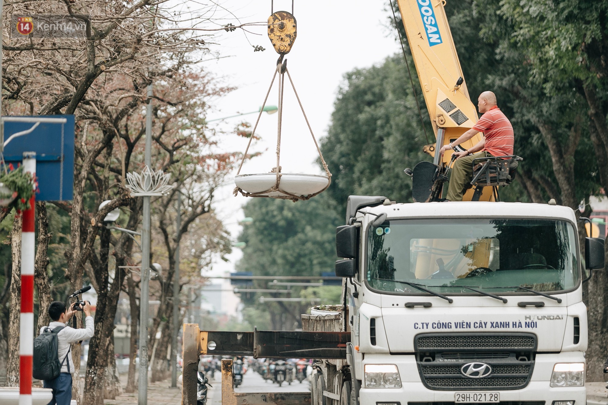 Clip bức xúc: Nhiều người dừng xe giữa đường phố Hà Nội mót hoa trang trí, lãnh đạo Công ty Công viên cây xanh lên tiếng