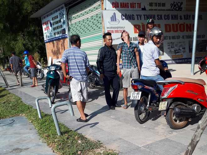 Con trai gào khóc thảm thiết ở hiện trường vụ tai nạn mẹ bị xe tải tông tử vong