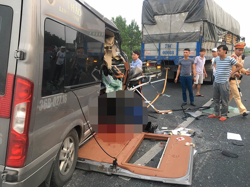 Tiết lộ khó tin về xe khách lao đuôi container khiến cán bộ công an tử vong