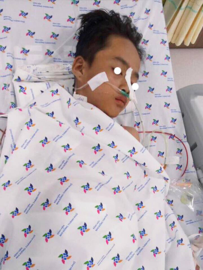 Tai nạn đau lòng: Đi làm mướn nuôi cha tâm thần, bé trai 13 tuổi bị thanh sắt máy cắt lúa đâm xuyên thấu ngực