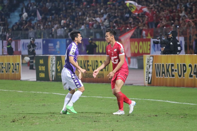 Rợn người với hình ảnh ống đồng của Văn Kiên sau khi lĩnh trọn cú xoạc bóng của Quế Ngọc Hải