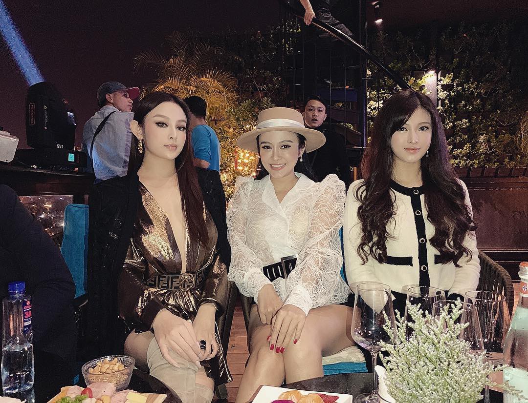 Thử thách Nhà toàn chị em gái cùng dàn hot girl Việt: Đã xinh đẹp lại còn tài năng cả chị lẫn em!