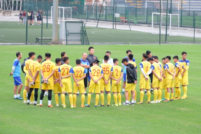 U23 Việt Nam tập buổi đầu tiên: Vắng 15 cầu thủ, thầy Park có 8 trợ lý hỗ trợ