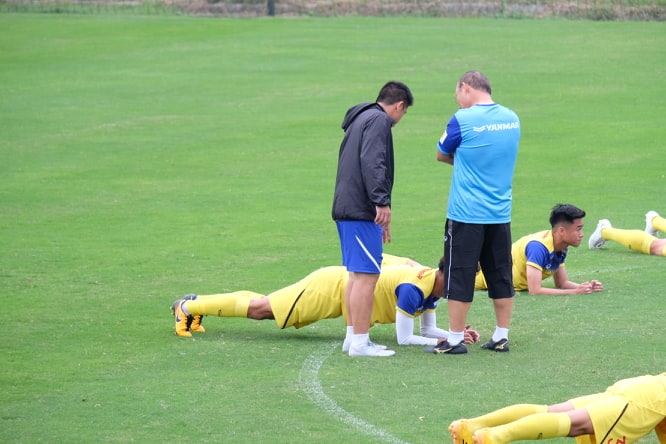 U23 Việt Nam tập buổi đầu tiên: Vắng 15 cầu thủ, thầy Park có 8 trợ lý hỗ trợ