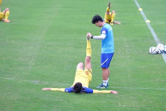 U23 Việt Nam tập buổi đầu tiên: Vắng 15 cầu thủ, thầy Park có 8 trợ lý hỗ trợ