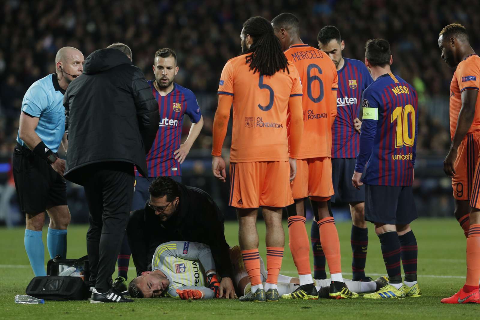 Thủ môn Lyon mất trí nhớ tạm thời do lĩnh trọn giày của Coutinho Thủ môn Lyon mất trí nhớ tạm thời do lĩnh trọn giày của Coutinho