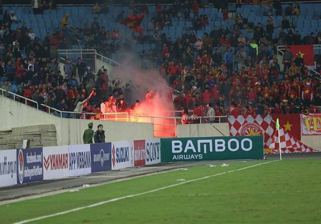 VFF đối diện án phạt khi để CĐV quá khích đốt pháo sáng trên SVĐ Mỹ Đình
