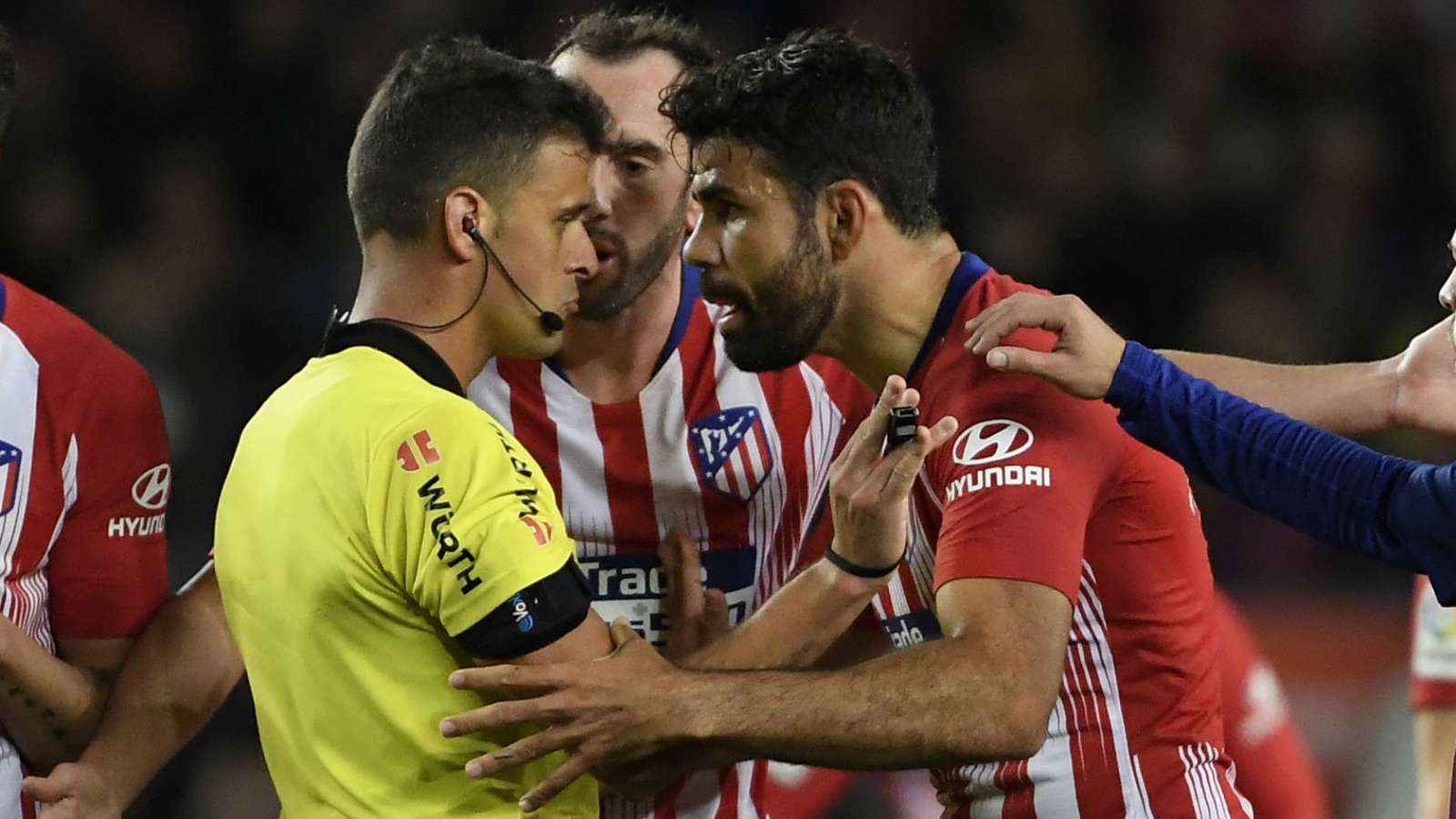 Sốc với những lời lẽ mà Diego Costa dành cho trọng tài