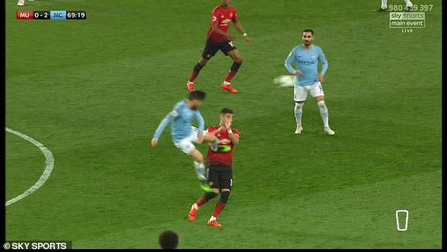 David Silva xứng đáng nhận thẻ đỏ sau cú kungfu vào ngực cầu thủ MU David Silva xứng đáng nhận thẻ đỏ sau cú kungfu vào ngực cầu thủ MU