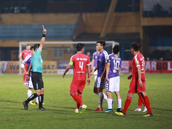 HLV Chu Đình Nghiêm: ‘Văn Quyết chỉ huých vai, Quế Ngọc Hải mới xứng đáng nhận thẻ đỏ’