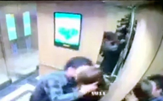 Cô gái tố bị gã đàn ông ép hôn trong thang máy chung cư ở Hà Nội