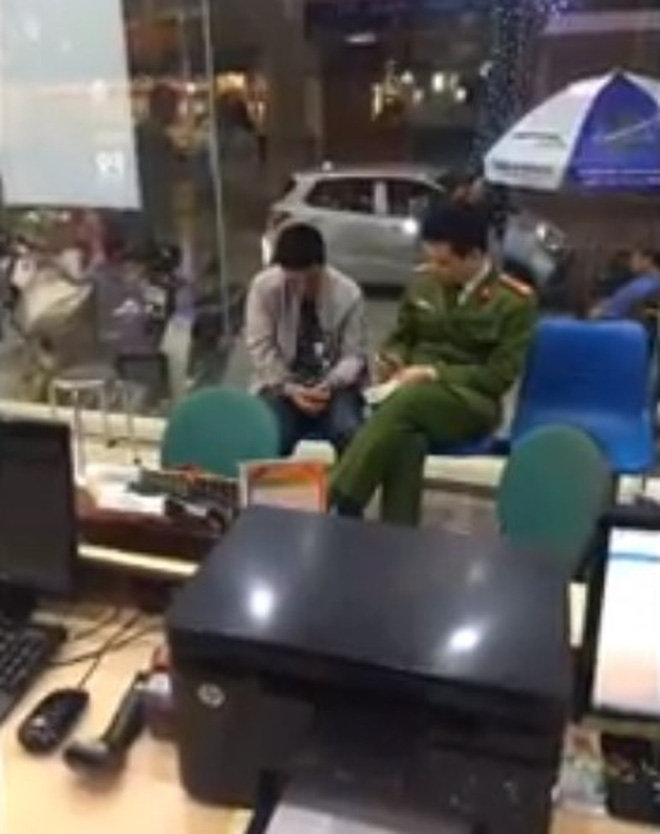 Clip: Tên cướp giả khách vào xem điện thoại rồi cầm đồ chạy mất hút, phản ứng của chú bảo vệ khiến nhiều người ngỡ ngàng