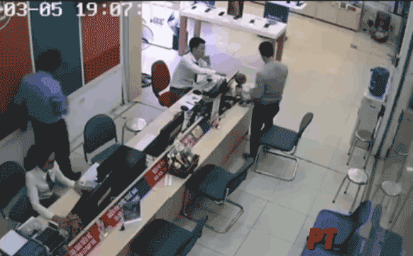Clip: Tên cướp giả khách vào xem điện thoại rồi cầm đồ chạy mất hút, phản ứng của chú bảo vệ khiến nhiều người ngỡ ngàng