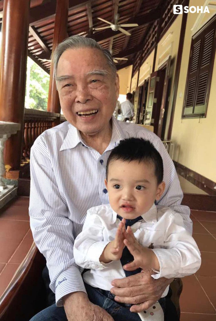 Con trai ông Sáu Khải nói về hai cuốn sổ tiết kiệm, những bữa cơm bỏ dở, nỗi đau sâu thẳm và nụ cười cuối đời của ông Sáu Khải