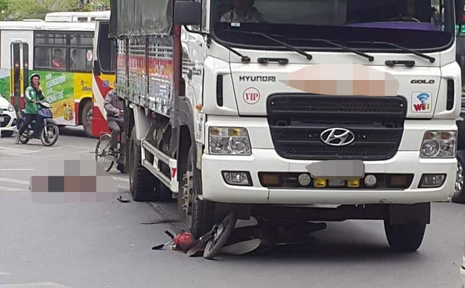 Người đàn ông bị xe tải đi cùng chiều đâm tử vong tại ngã tư ở Hà Nội