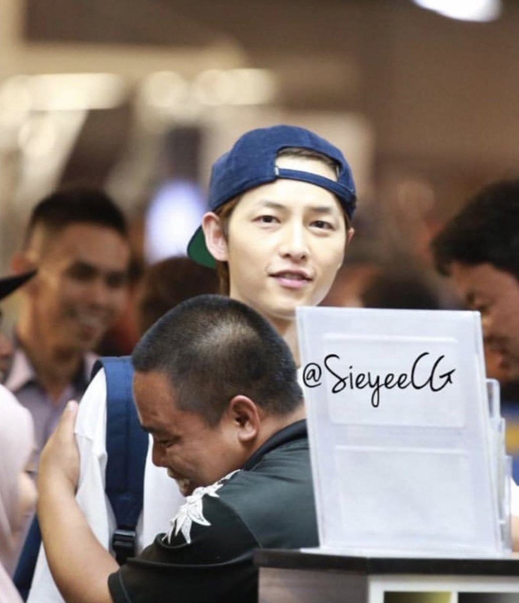 Song Joong Ki lần đầu xuất hiện sau tin đồn ngoại tình: Biểu cảm khiến hàng triệu con tim nhẹ lòng!