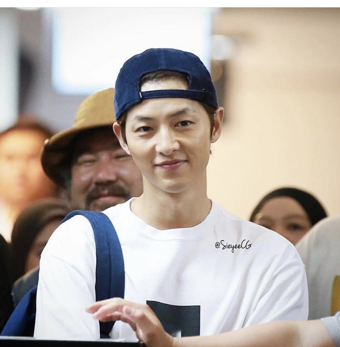 Song Joong Ki lần đầu xuất hiện sau tin đồn ngoại tình: Biểu cảm khiến hàng triệu con tim nhẹ lòng!