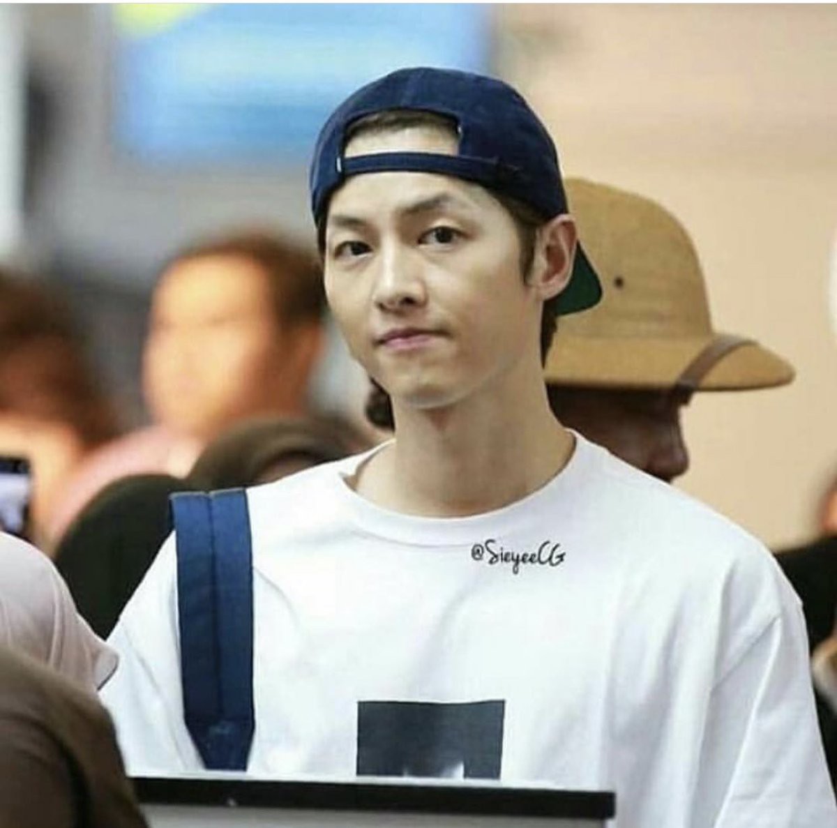 Song Joong Ki lần đầu xuất hiện sau tin đồn ngoại tình: Biểu cảm khiến hàng triệu con tim nhẹ lòng!