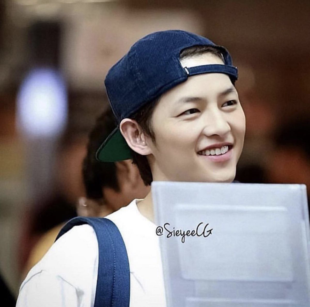 Song Joong Ki lần đầu xuất hiện sau tin đồn ngoại tình: Biểu cảm khiến hàng triệu con tim nhẹ lòng!